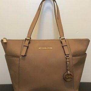 Michael Kors Jet Set Tote in Khaki